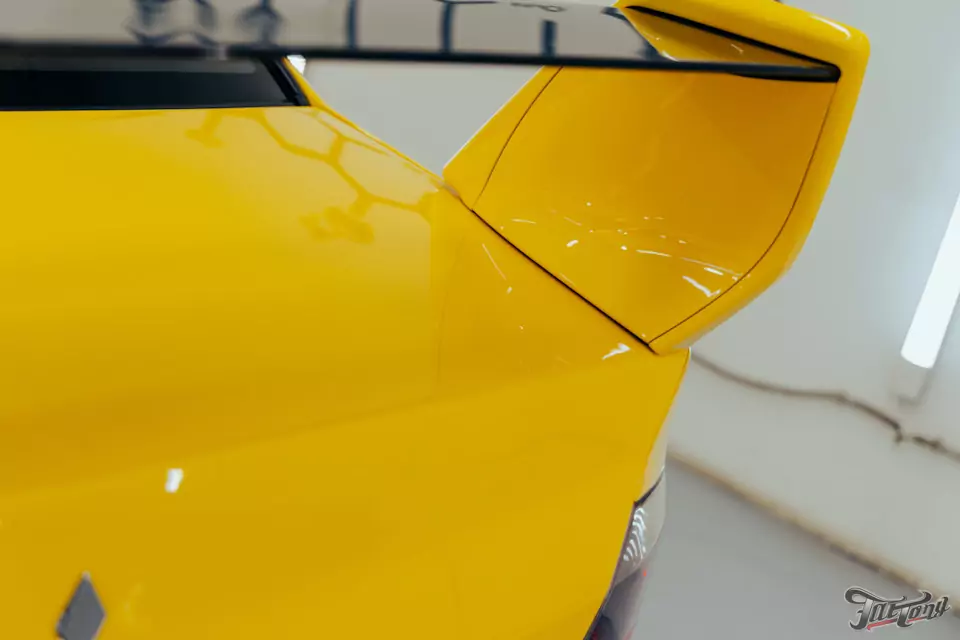 Частичная покраска Mitsubishi Lancer Evolution с подбором цвета: старая краска снялась вместе с пленкой!